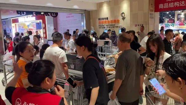 小时进不去胖东来为啥这么火？EVO真人平台凌晨6点排队3(图11)