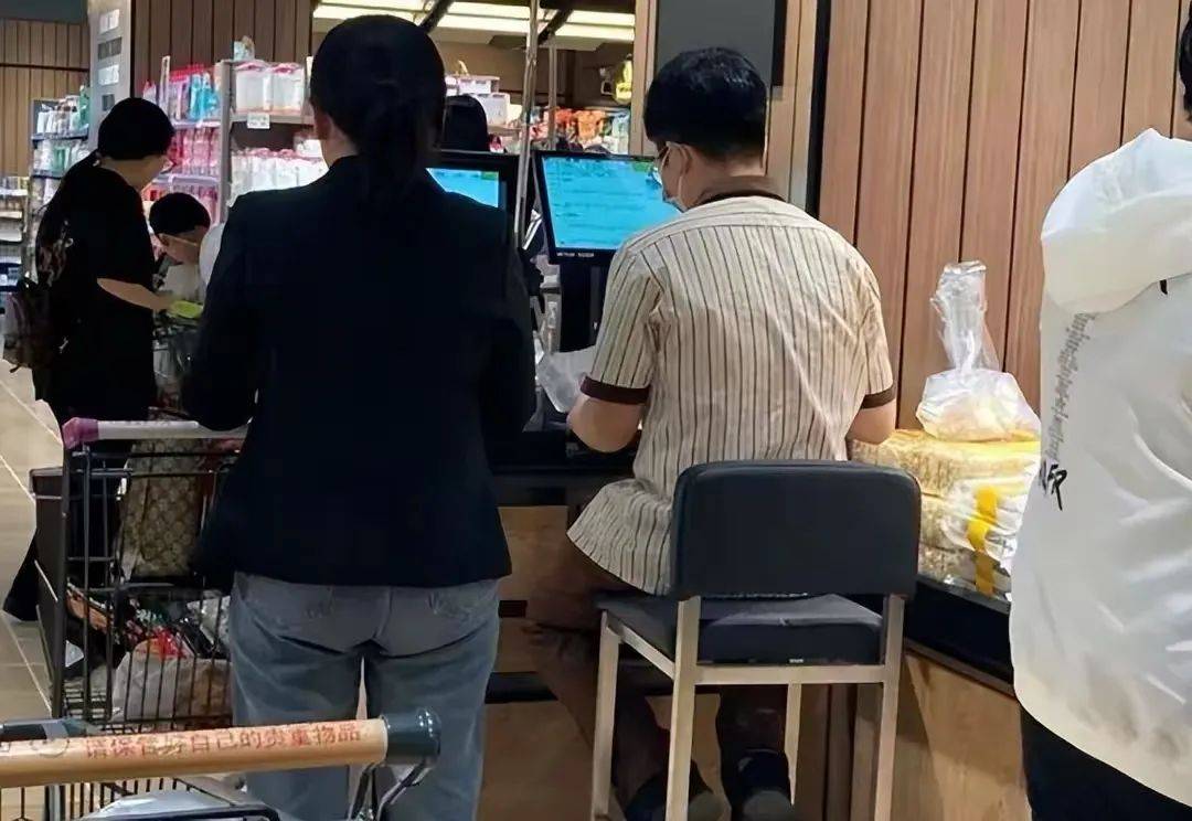小时进不去胖东来为啥这么火？EVO真人平台凌晨6点排队3(图15)